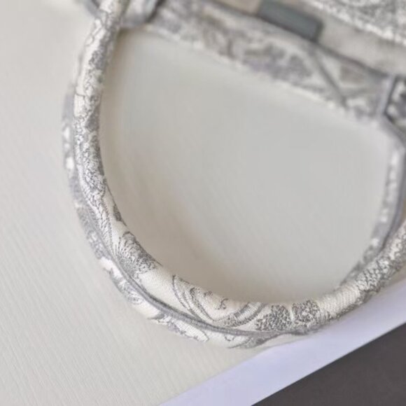 Classic DIOR Bag: A Stylish and Versatile Choice for Elegance - Picture 7 of 15